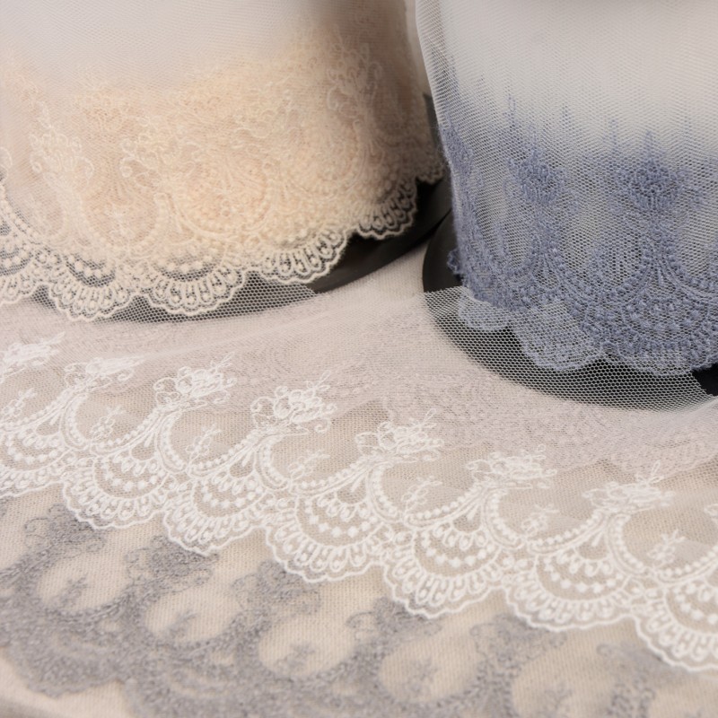 Tulle brodé festonné