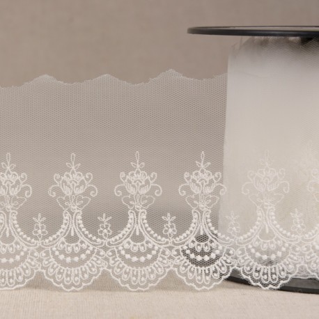 Tulle brodé festonné