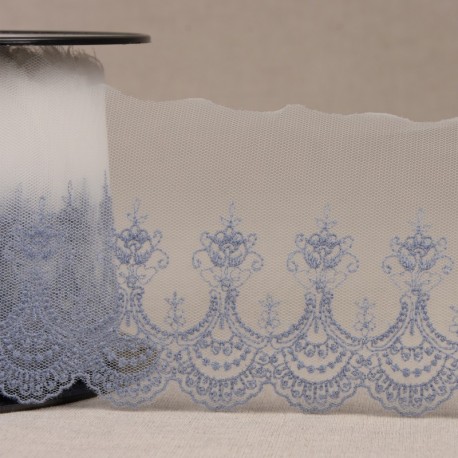 Tulle brodé festonné