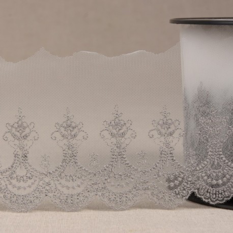 Tulle brodé festonné