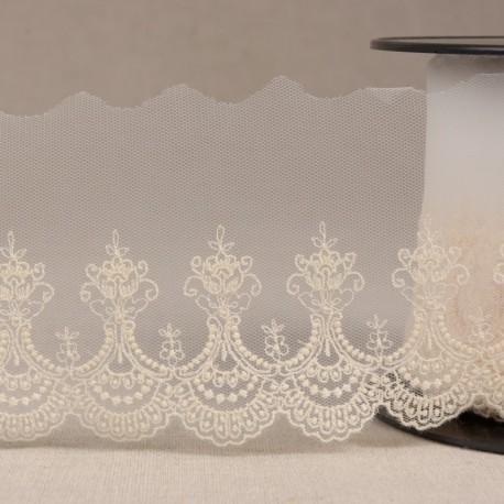 Tulle brodé festonné