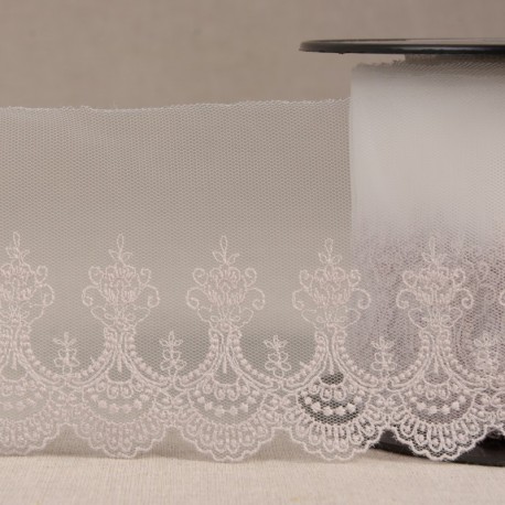 Tulle brodé festonné