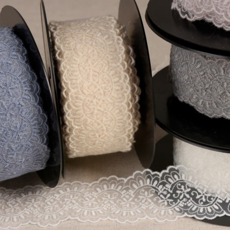Tulle brode entre deux