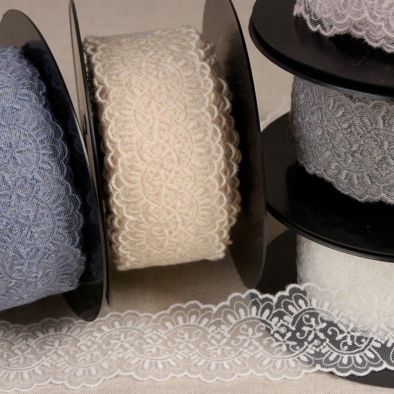 Tulle brode entre deux