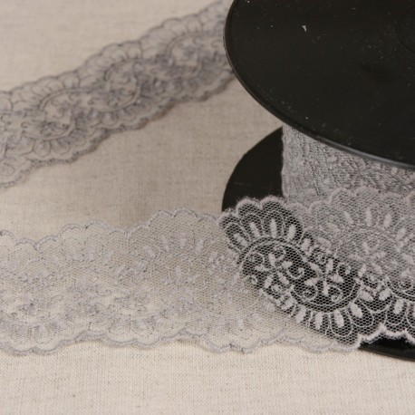 Tulle brode entre deux