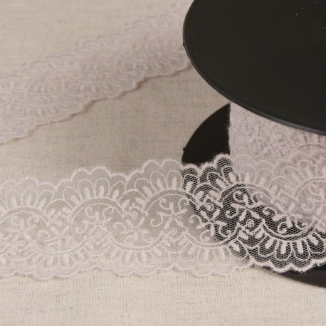 Tulle brode entre deux