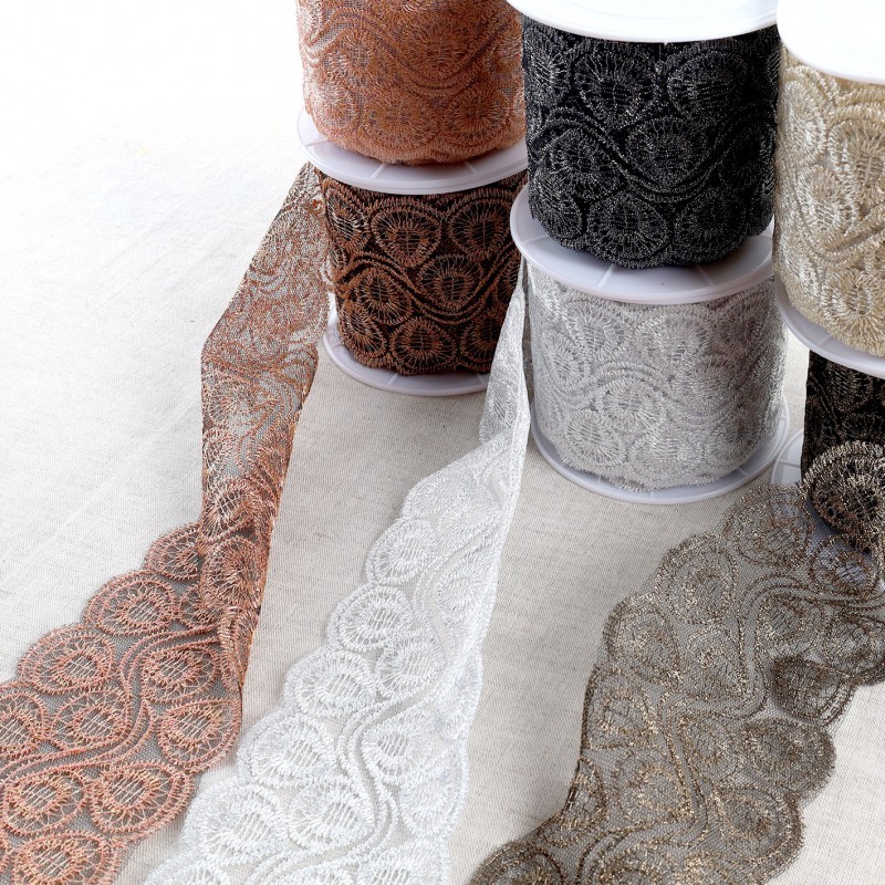 Broderie métallique sur tulle