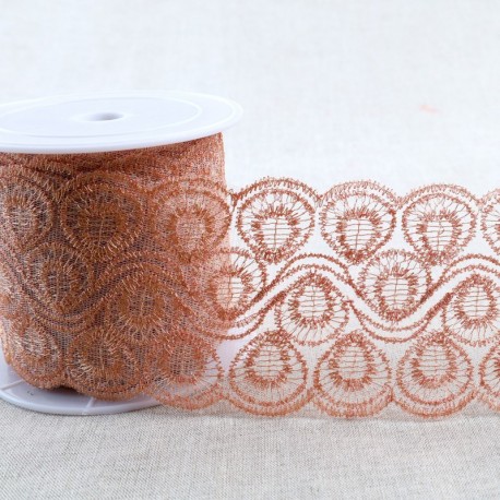 Broderie métallique sur tulle