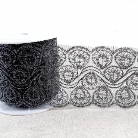 Broderie métallique sur tulle