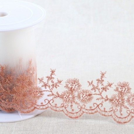 Broderie métallique sur tulle