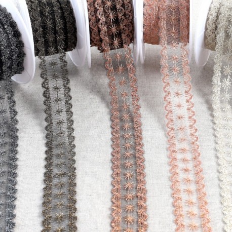 Broderie métallique sur tulle