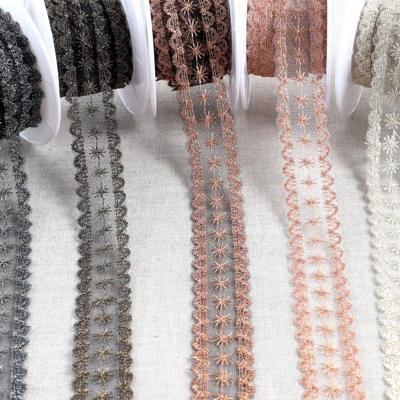 Broderie métallique sur tulle