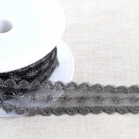 Broderie métallique sur tulle