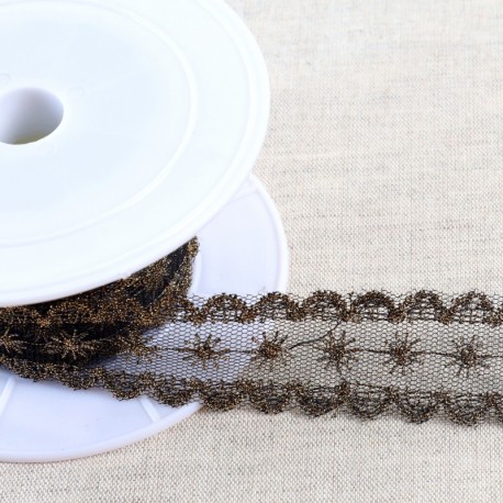 Broderie métallique sur tulle
