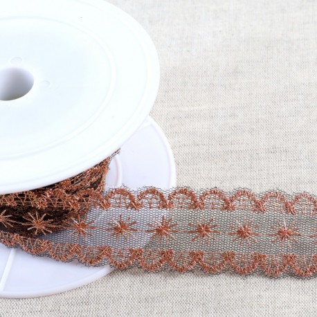 Broderie métallique sur tulle