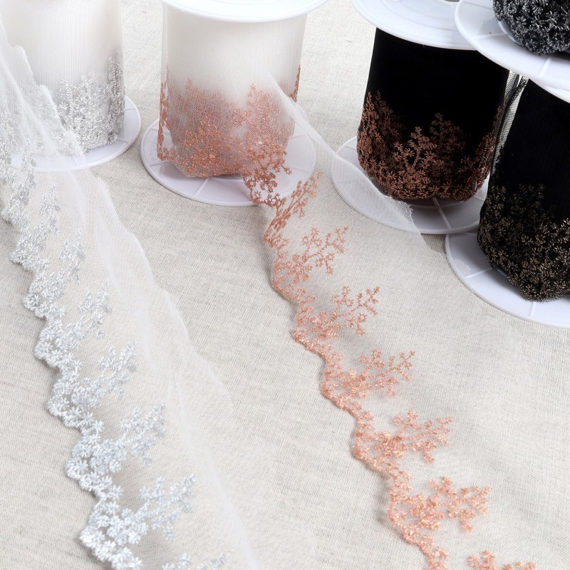 Broderie métallique sur tulle