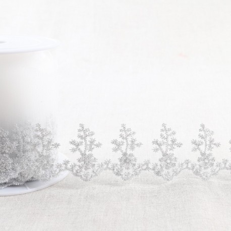 Broderie métallique sur tulle