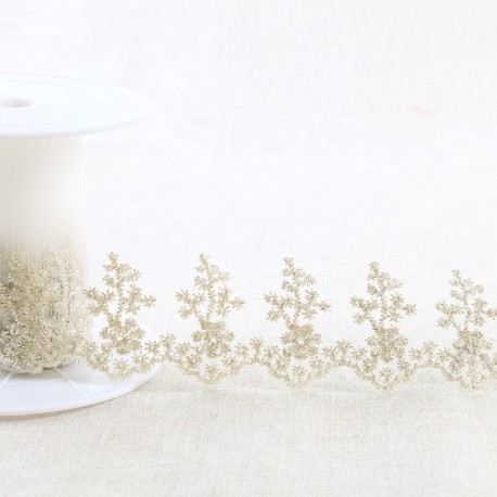Broderie métallique sur tulle