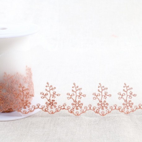 Broderie métallique sur tulle