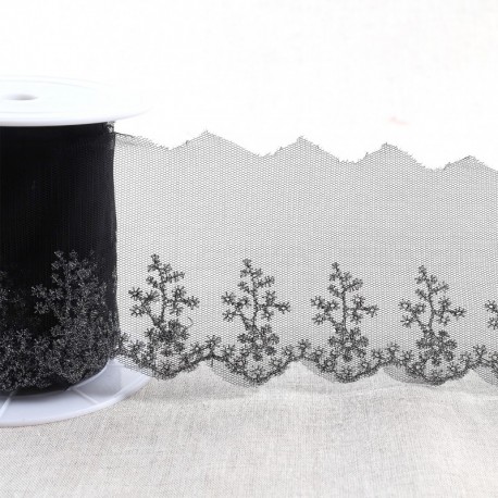 Broderie métallique sur tulle