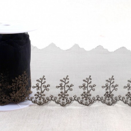 Broderie métallique sur tulle