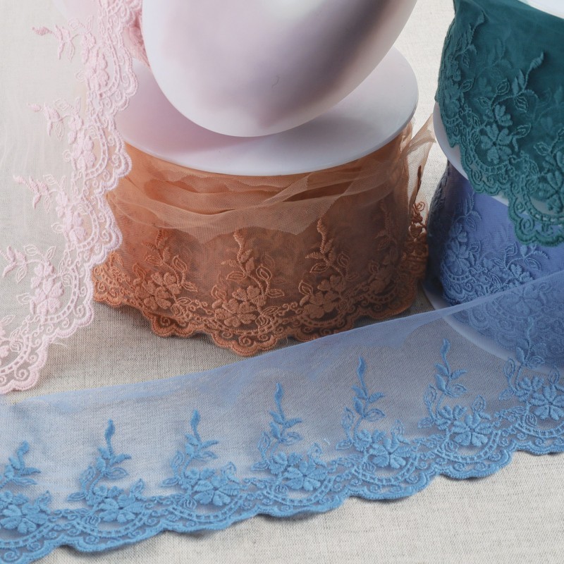 Tulle brodé fleurs festonné
