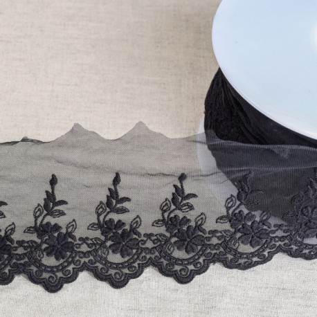 Tulle brodé fleurs festonné