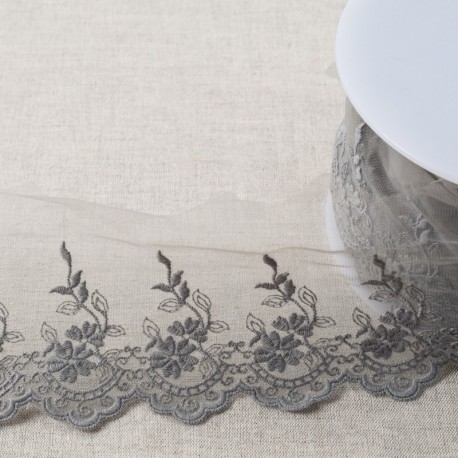 Tulle brodé fleurs festonné
