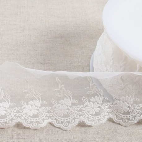 Tulle brodé fleurs festonné