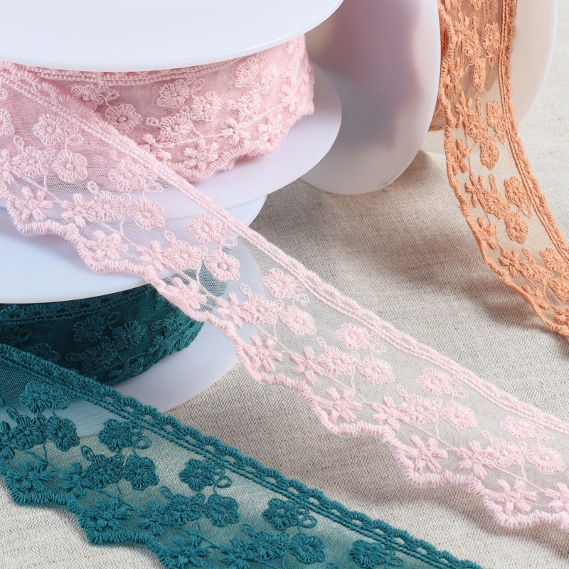 Tulle brodé fleurettes mat