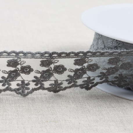 Tulle brodé fleurettes mat