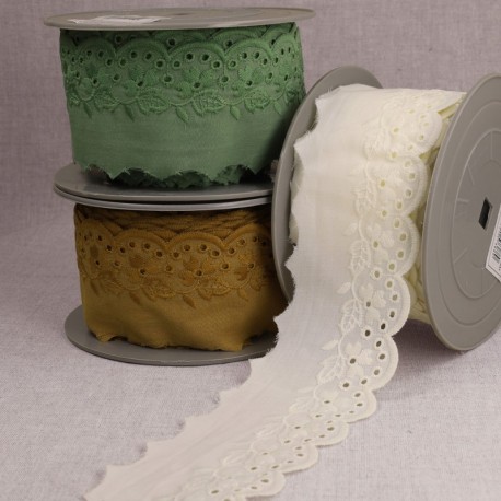 Broderie fleur festonnée