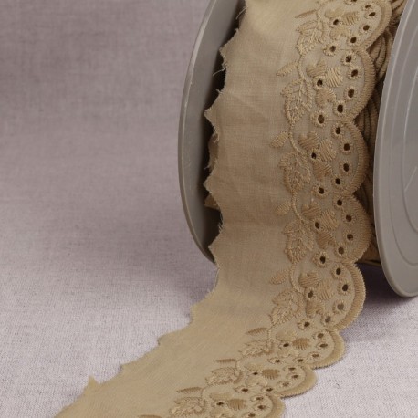 Broderie fleur festonnée