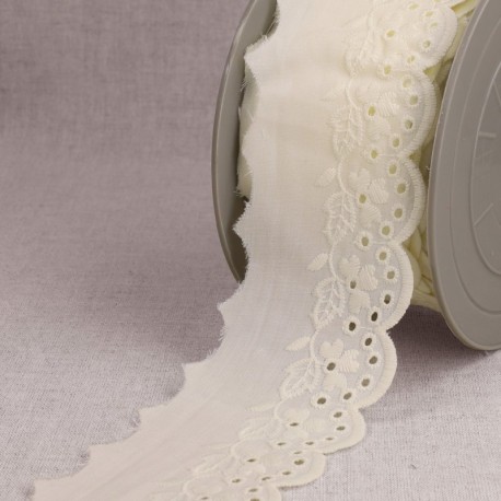 Broderie fleur festonnée