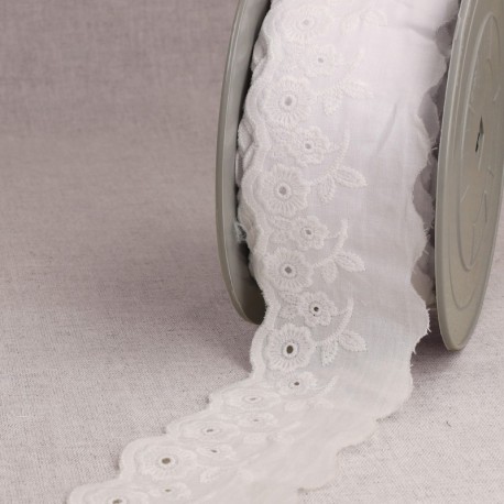 Broderie fleur festonnée