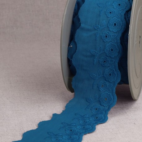 Broderie fleur festonnée