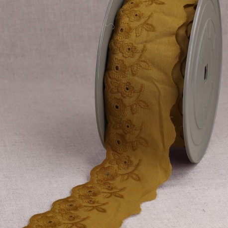 Broderie fleur festonnée