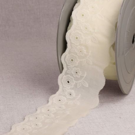 Broderie fleur festonnée