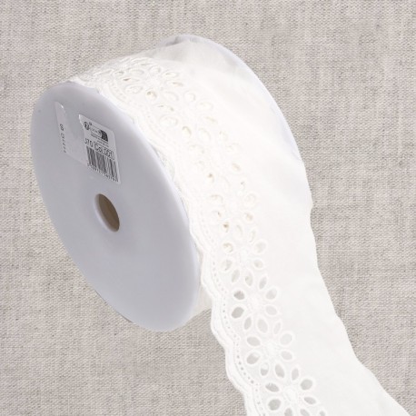 Broderie fleurs ajourées  Blanc
