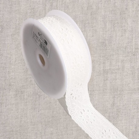 Broderie entre deux rosaces  Blanc