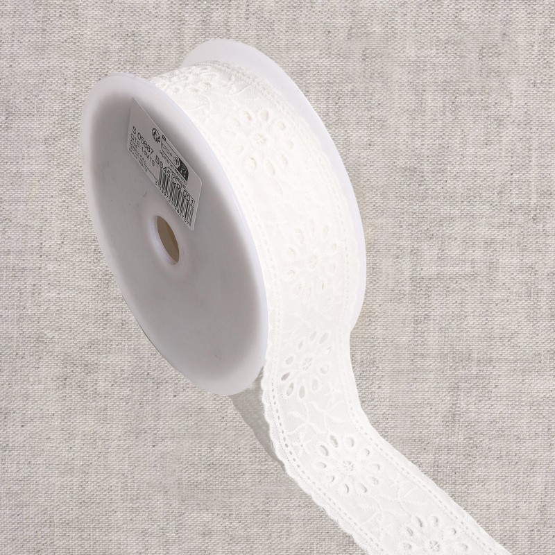 Broderie entre deux rosaces  Blanc