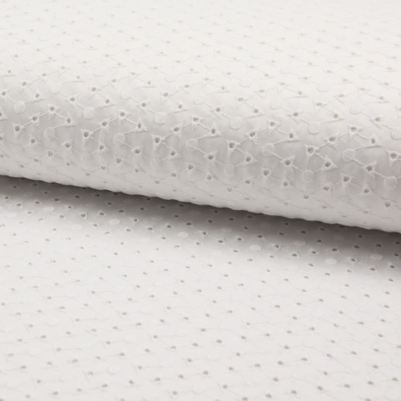 Tissu Broderie Satin Triangle Blanc Cassé