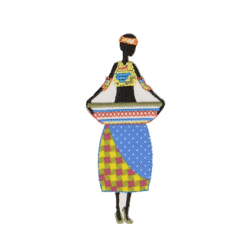 Femme africaine - Avc une bassine