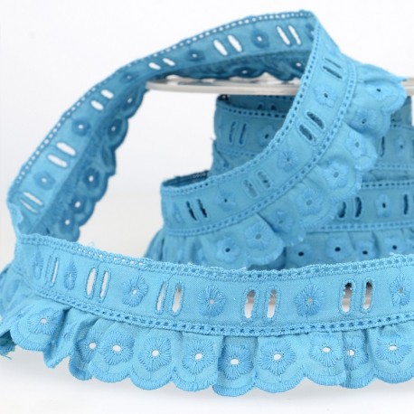 Broderie anglaise froncee