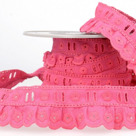 Broderie anglaise froncee