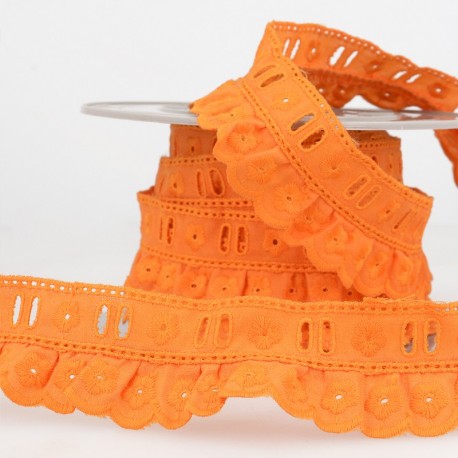 Broderie anglaise froncee