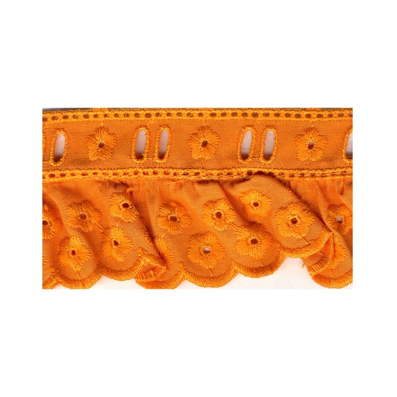Broderie anglaise froncee