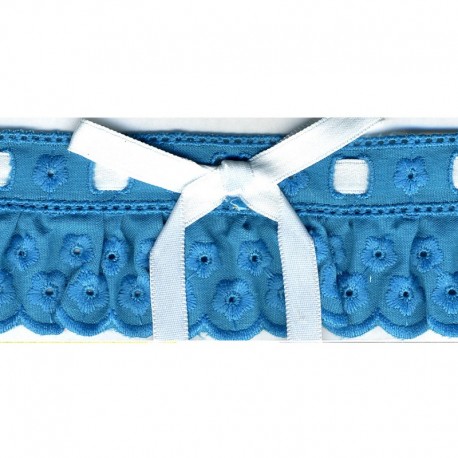 Broderie anglaise froncee